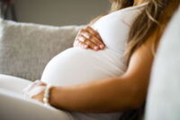 Eine Brustvergrößerung sollte mit der Planung einer etwaigen Schwangerschaft abgestimmt sein