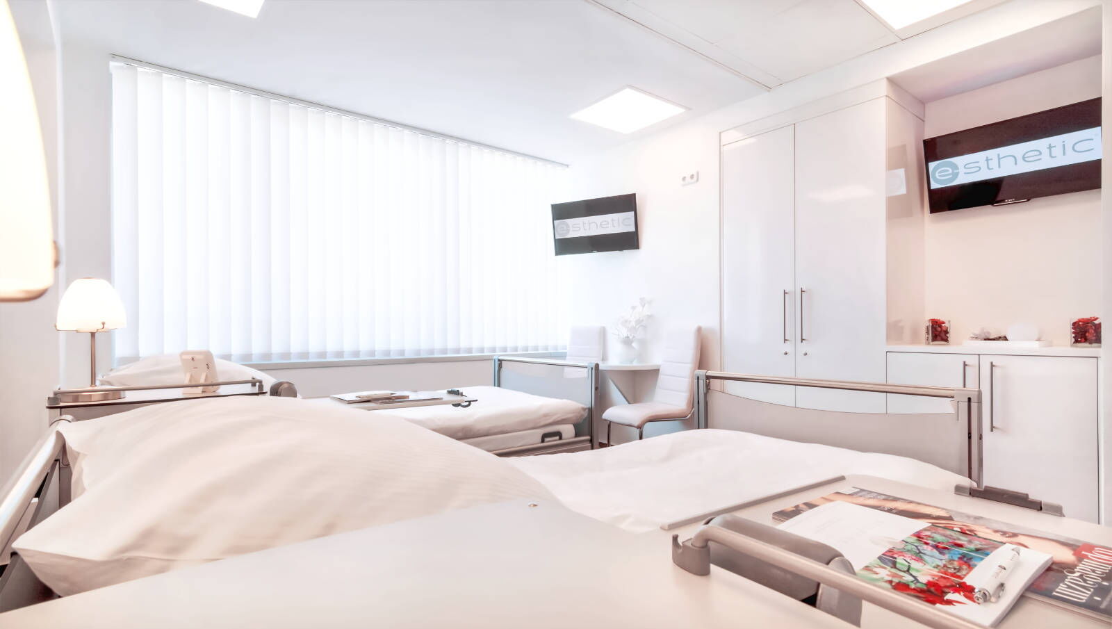Komfortabel ausgestattete Patientenzimmer bei e-sthetic