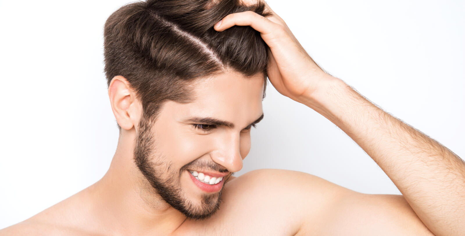 Mann mit braunem und dichtem Haar