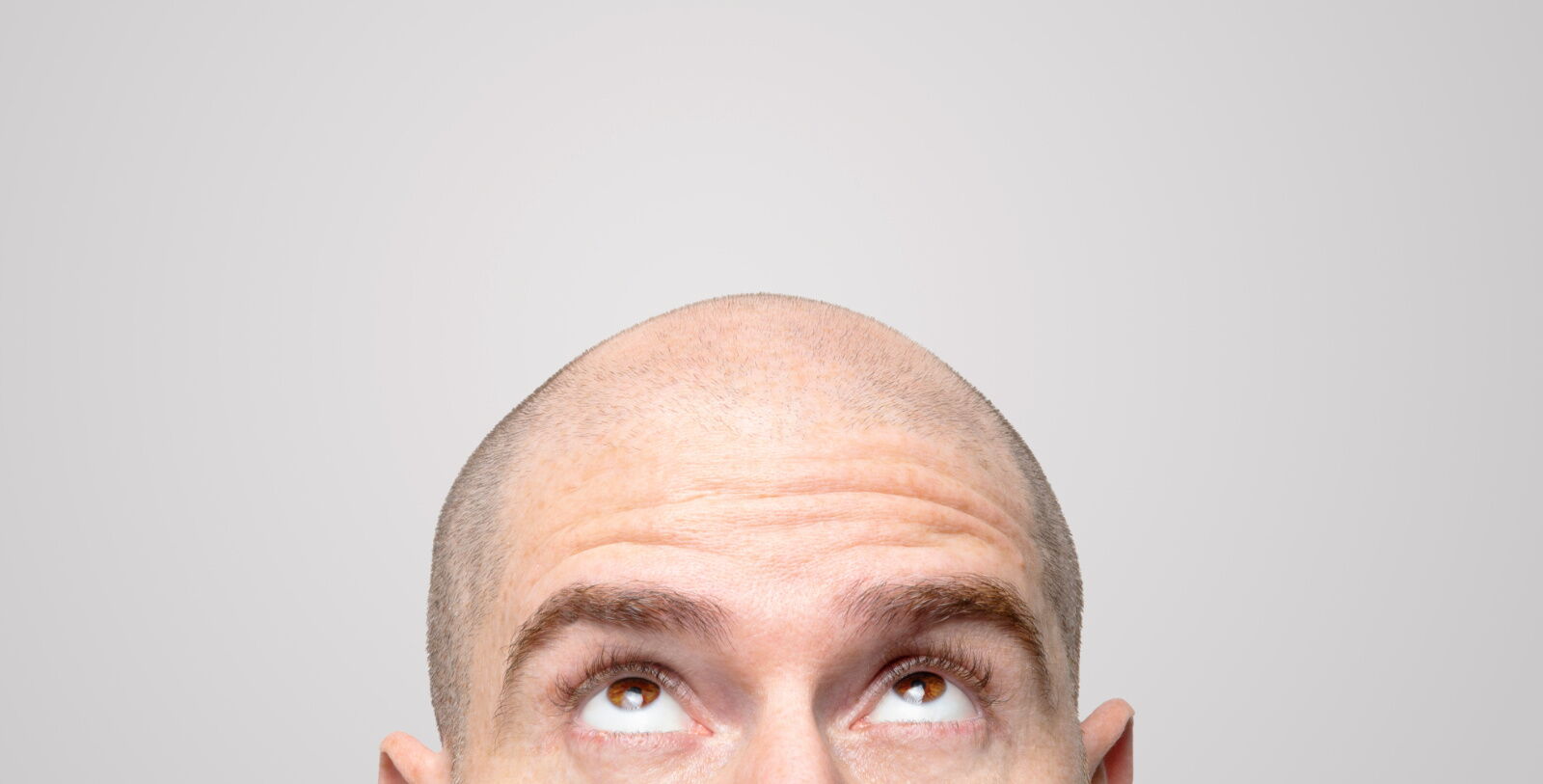 Mann mit dichtem, braunem Haar