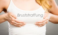 Hängebrüste bei Frauen können zahlreiche Ursachen haben