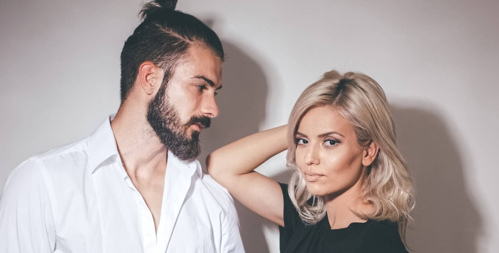 Mann und Frau mit vollem Haar